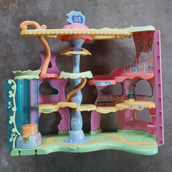 Littlest Pet Shop Round 'n Round Pet Town - Picture 1 of 4